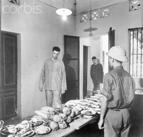 Trong nhiều dịp lễ Noel, một vài tù binh phi công thậm chí còn được đến nhà thờ trong nội thành Hà Nội để cầu nguyện - một cử chỉ nhân đạo ít được biết tới trong những cuộc chiến tranh trước đó mà người Mỹ từng tham gia. Nguồn ảnh: TL.