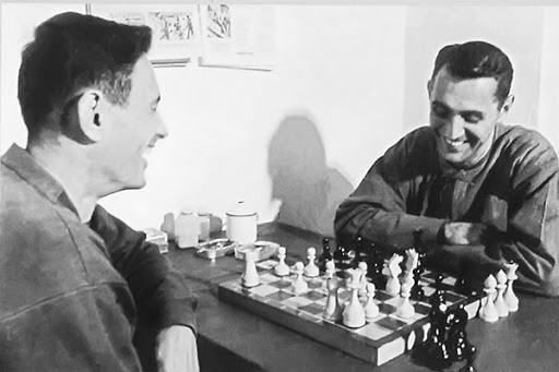 Bằng việc "lấy chính nghĩa thắng hung tàn", chúng ta đã cảm hoá được hầu như toàn bộ phi công Mỹ. Sau khi trao trả phi công kết thúc chiến tranh, nhiều người trong số họ đã đóng góp rất lớn vào việc bình thường hoá quan hệ Mỹ - Việt. Nguồn ảnh: TL.