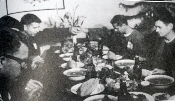 Một bữa ăn thịnh soạn của tù binh phi công Mỹ trong dịp Noel. Vào thời kỳ chiến tranh, thực phẩm rất khan hiếm và ngay cả những nhà khá giả ở Hà Nội thời bấy giờ cũng khó có thể chuẩn bị được bữa ăn đầy đủ, chu đáo như thế này. Nguồn ảnh: TL.