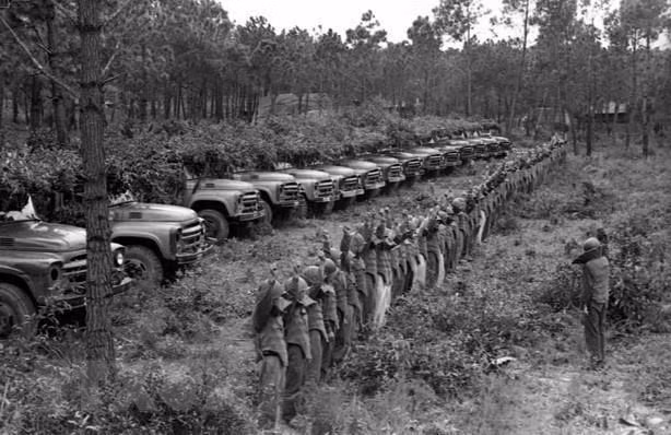 Năm 1965, mỗi người lính phải mang theo 30 kg quân trang bao gồm lương khô, súng đạn, thuốc men, đường, gạo, muối,... Trong khi đó, thể trọng trung bình của nam giới Việt Nam thời điểm này chỉ khoảng 45 tới 60 kg mỗi người. Nguồn ảnh: TL.