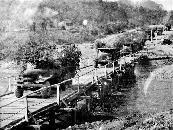 Tới năm 1968, hành quân bằng cơ giới - nghĩa là cho bộ binh ngồi thùng xe tải để hành quân thay vì đi bộ - đã bắt đầu được sử dụng nhưng số lượng chưa nhiều. Nguồn ảnh: TL.