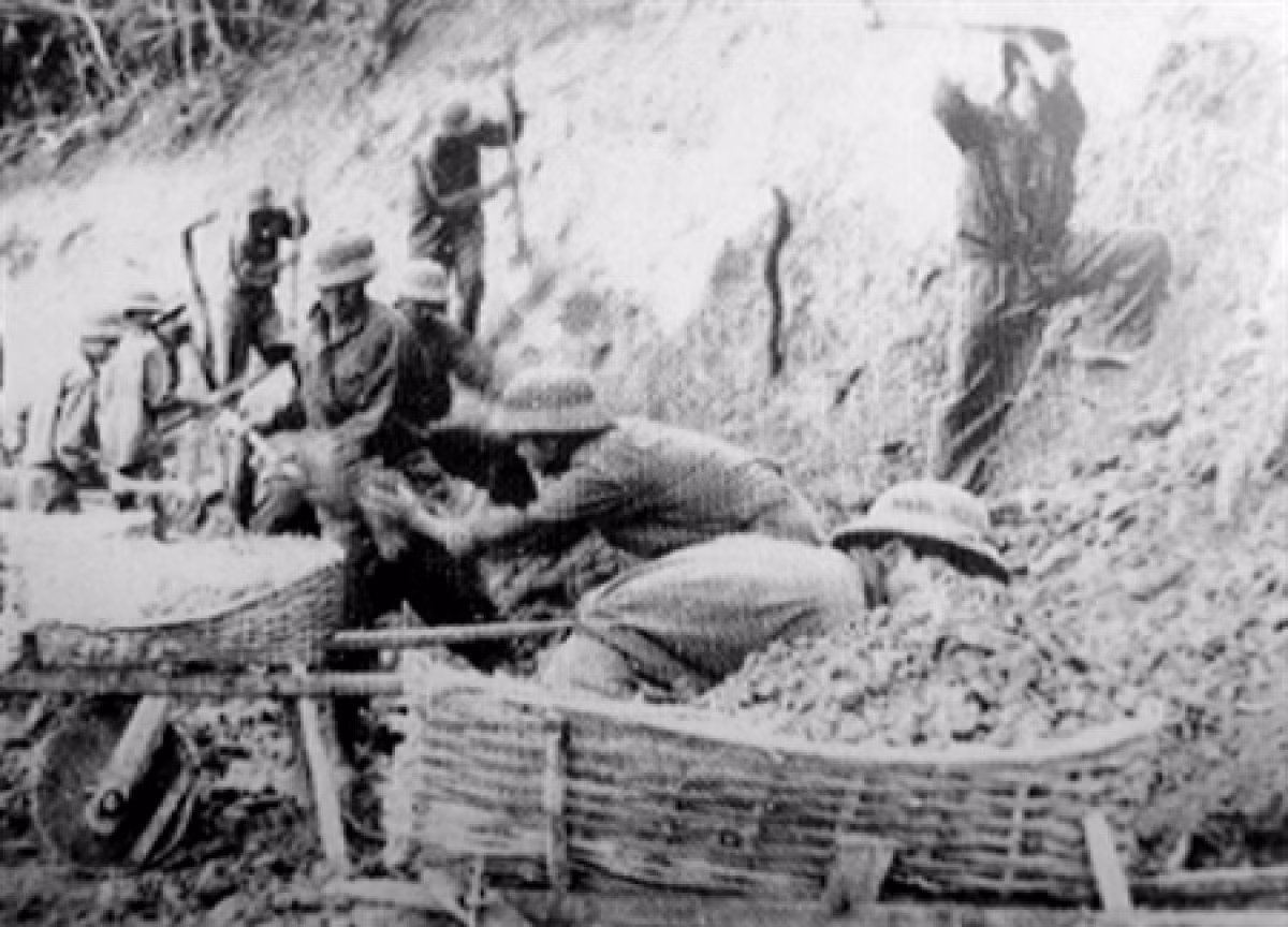 Với việc mở rộng các tuyến đường mòn Hồ Chí Minh, cho phép xe cơ giới di chuyển, bộ binh đã được "nhẹ gánh" dần dần. Tính tới năm 1966, mỗi người chỉ cần phải mang theo 25 kg, tới năm 1967 chỉ cần 20 kg. Nguồn ảnh: TL.