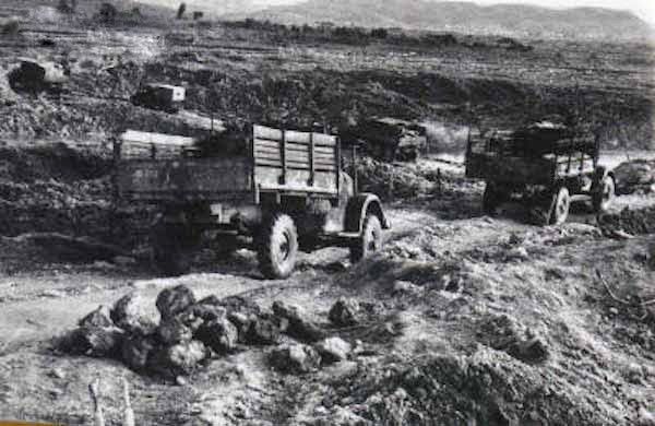 Tới tháng 4/1968, chúng ta đã chuyển được hai tiểu đoàn pháo, xe tăng với gần 124.000 lính vào miền Nam, tốc độ hành quân bằng cơ giới được đẩy lên cao. Tuy nhiên vì lo sợ thương vong lớn (một xe cơ giới đầy bộ binh khi bị máy bay Mỹ tấn công sẽ gây thiệt hại sinh mạng rất nhiều) nên cách thức này chỉ được sử dụng hạn chế. Nguồn ảnh: TL.