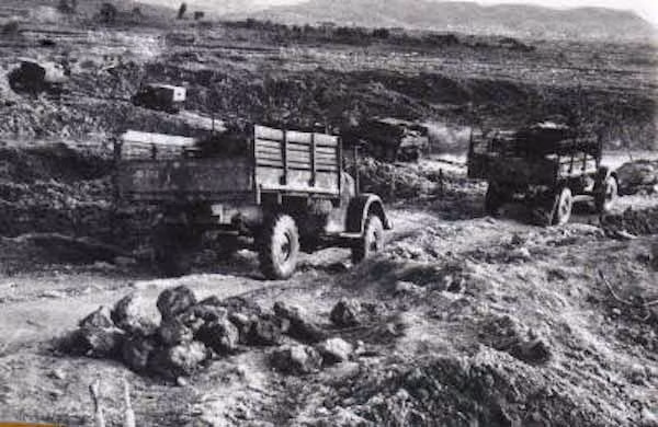 Tới tháng 4/1968, chúng ta đã chuyển được hai tiểu đoàn pháo, xe tăng với gần 124.000 lính vào miền Nam, tốc độ hành quân bằng cơ giới được đẩy lên cao. Tuy nhiên vì lo sợ thương vong lớn (một xe cơ giới đầy bộ binh khi bị máy bay Mỹ tấn công sẽ gây thiệt hại sinh mạng rất nhiều) nên cách thức này chỉ được sử dụng hạn chế. Nguồn ảnh: TL.