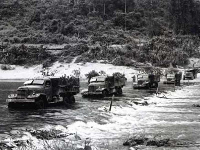 Trong giai đoạn đầu tiên mở đường và vận tải theo cách cõng gùi truyền thống, tính từ tháng 8/1959 đến hết năm, tiểu đoàn 301 - tiền thân đoàn 559 đã chuyển được 8 chuyến hàng thành công. Nguồn ảnh: TL.