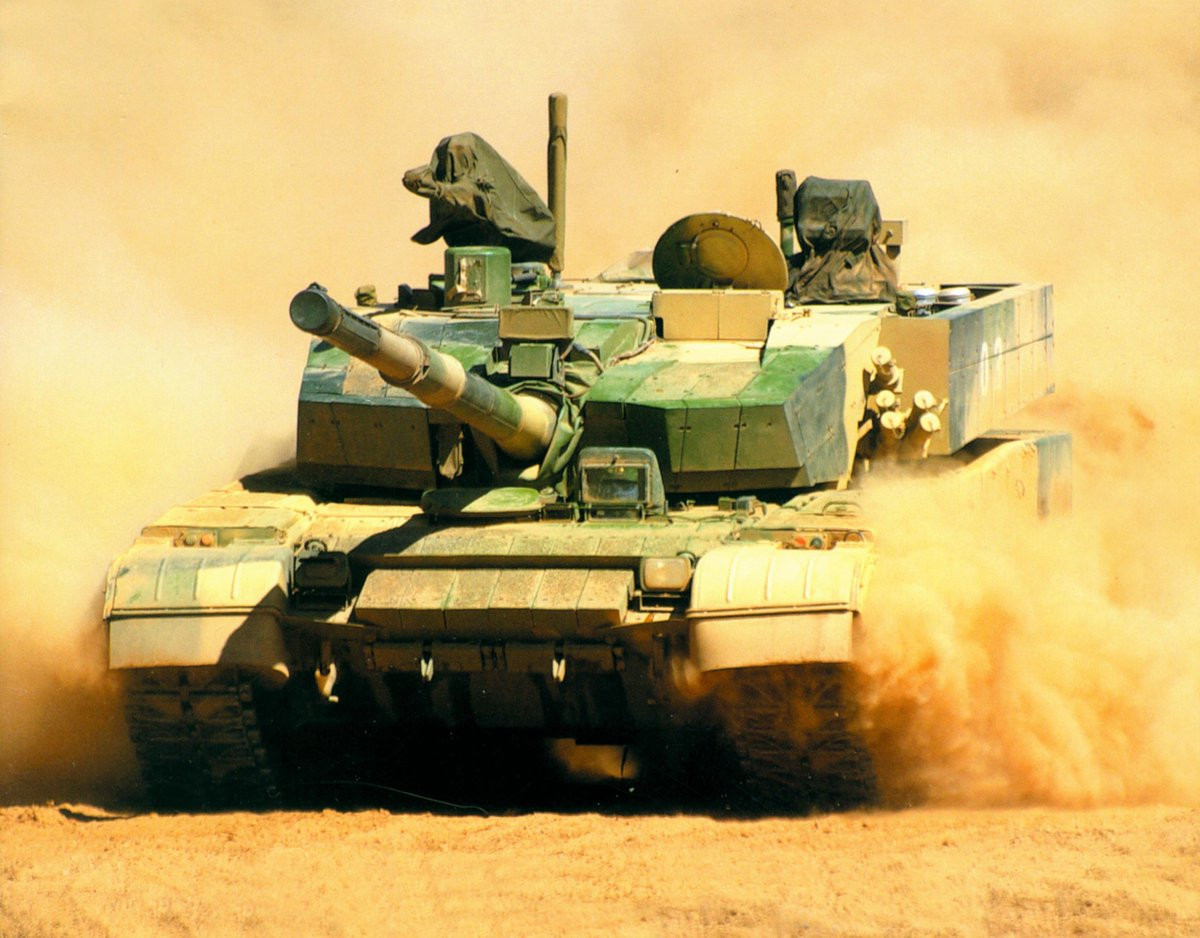 Về khả năng bảo vệ, xe được trang bị lớp giáp có cấu tạo đặc biệt và bí mật. Truyền thông của Trung Quốc khẳng định rằng lớp giáp mặt của Type 99 có sức bảo vệ ngang với phiên bản mới nahats của M1 Abrams. Nguồn ảnh: QQ.