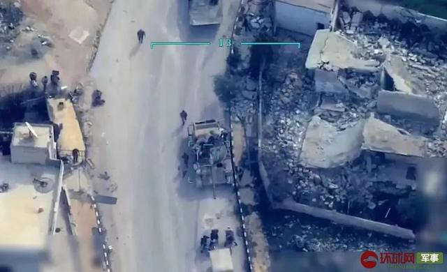 Ngay sau lời tuyên bố về việc ít nhất có 1700 lính Syria thiệt mạng, phía Thổ Nhĩ Kỳ thậm chí còn tung video chứng minh, ghi lại cảnh tượng những vụ oanh kích chính xác của quân đội nước này vào vị trí của quân chính phủ Syria. Nguồn ảnh: Sina.