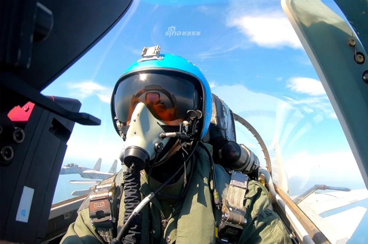 Do việc phục vụ trên tàu sân bay đòi hỏi các kỹ thuật rất đặc thù, các phi công không quân hải quân Trung Quốc cần phải được đào tạo cực kỳ bài bản với một tàu sân bay thật. Nguồn ảnh: Sina.