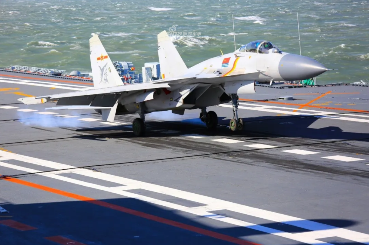 Nếu như khi cất cánh từ hàng không mẫu hạm Liêu Ninh, các chiến đấu cơ sẽ sử dụng cầu nhảy thì khi hạ cánh, họ phải dùng cáp hãm đà. Nguồn ảnh: Sina.