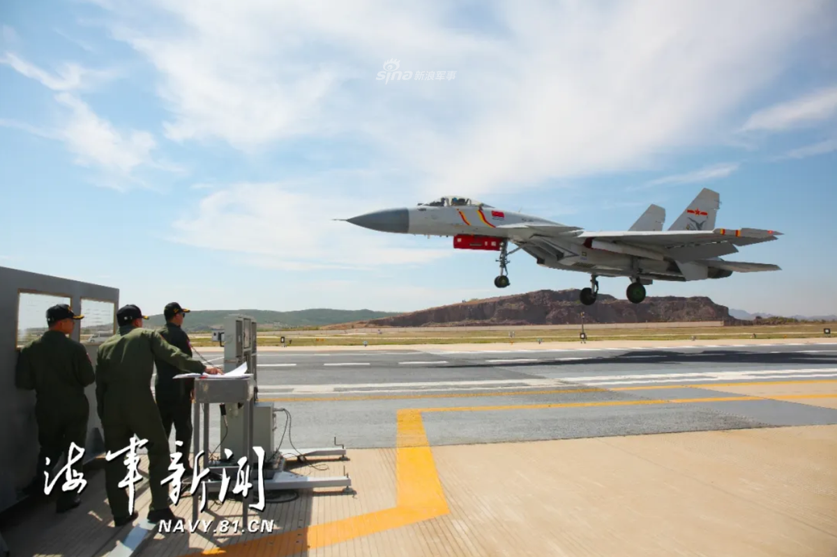 Đây là cách thức an toàn nhất để huấn luyện phi công quân sự hoạt động trên tàu sân bay. Nguồn ảnh: Sina.