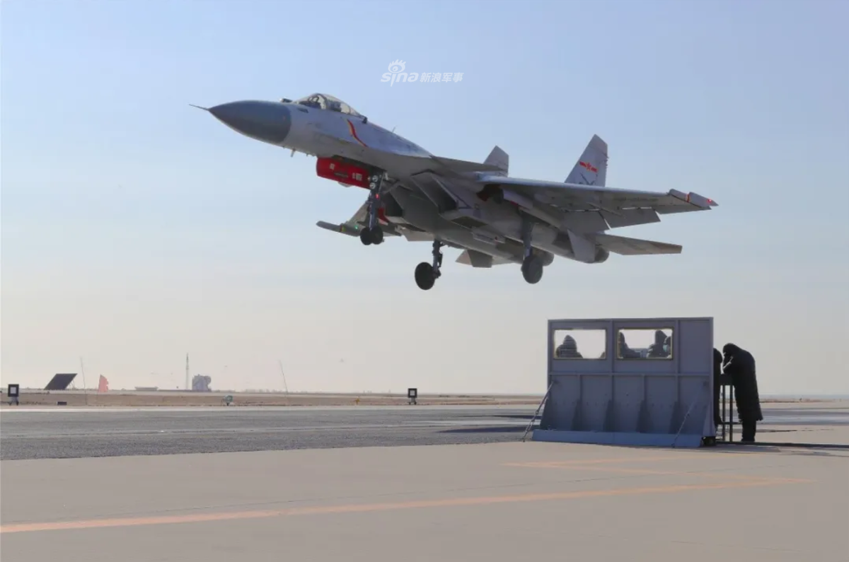 Thậm chí tại đây, các nhân viên mặt đất cũng sẽ được huấn luyện luôn cách chỉ huy, kiểm soát không lưu trong những phi vụ cất - hạ cánh y hệt như trên tàu sân bay. Nguồn ảnh: Sina.