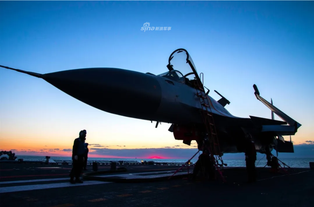 Thậm chí ngay cả việc bố cục, sắp xếp máy bay trên tàu sân bay cũng đòi hỏi phải có phương pháp khác hoàn toàn so với trên đất liền. Nguồn ảnh: Sina.