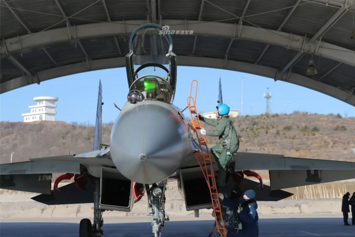 Tại khu vực Bố Hải, Trung Quốc có một sân bay quân sự chuyên phục vụ cho không quân hải quân của nước này cách cất - hạ cánh trên tàu sân bay. Nguồn ảnh: Sina.