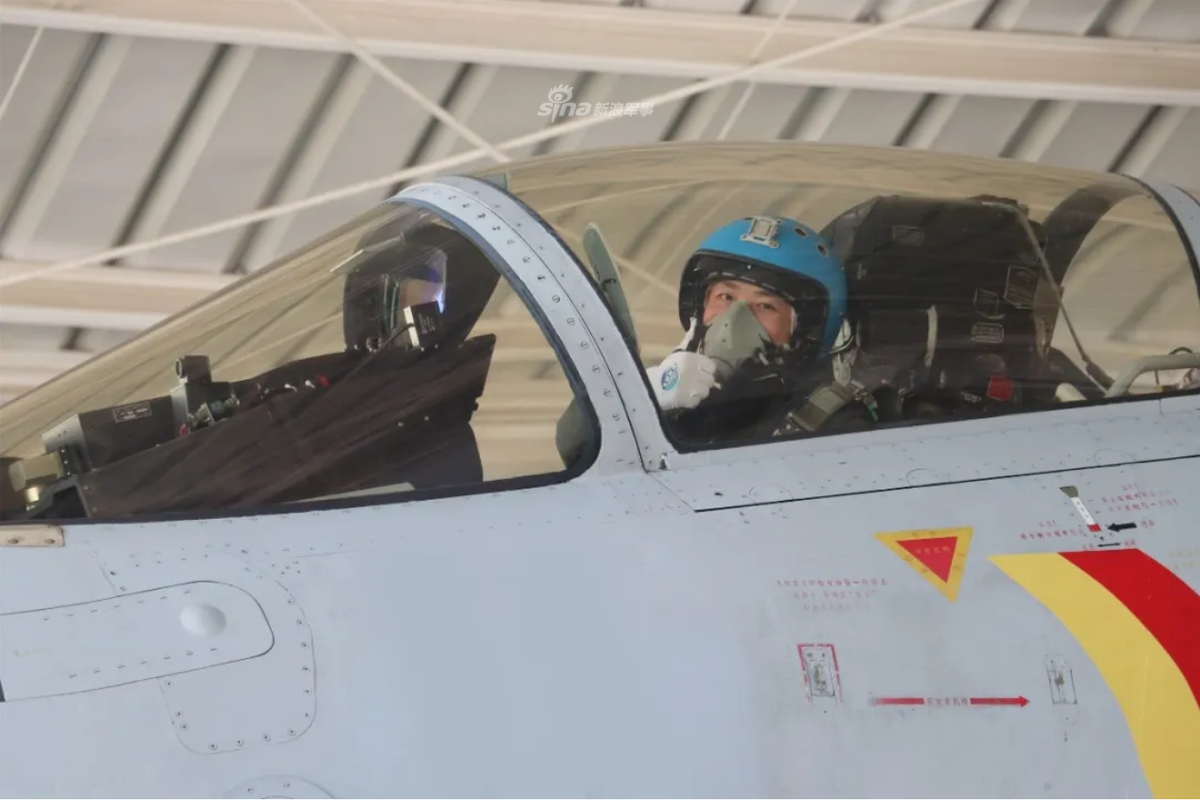 Mặc dù được xây dựng trên đất liền, tuy nhiên sân bay huấn luyện này vẽ ra một đường băng chỉ dài bằng đúng đường băng trên tàu Liêu Ninh để phi công cất - hạ cánh thử. Nguồn ảnh: Sina.