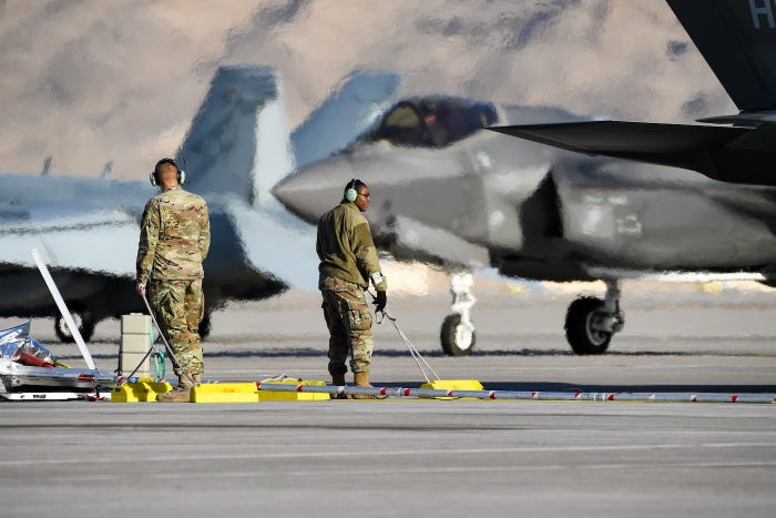 Thông thường, mỗi chiếc máy bay F-35 sẽ có một phi công và một đội kỹ sư bay lên tới hàng chục người để đảm bảo khả năng hoạt động. Nguồn ảnh: BI.