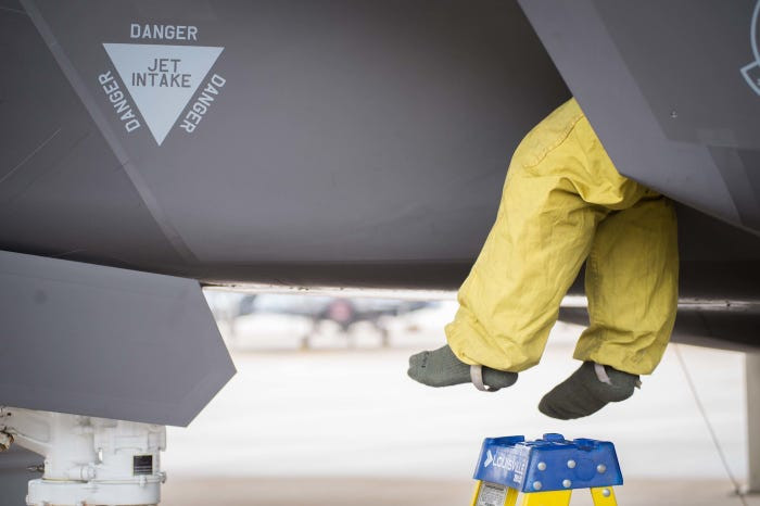 Cơ cấu vũ khí trên không với khả năng tàng hình này có khả năng thực hiện tới 700 loại nhiệm vụ khác nhau, bao trùm cả các nhiệm vụ của cường kích, tiêm kích, chiếm ưu thế trên không hay oanh tạc cơ chiến thuật. Nguồn ảnh: BI.