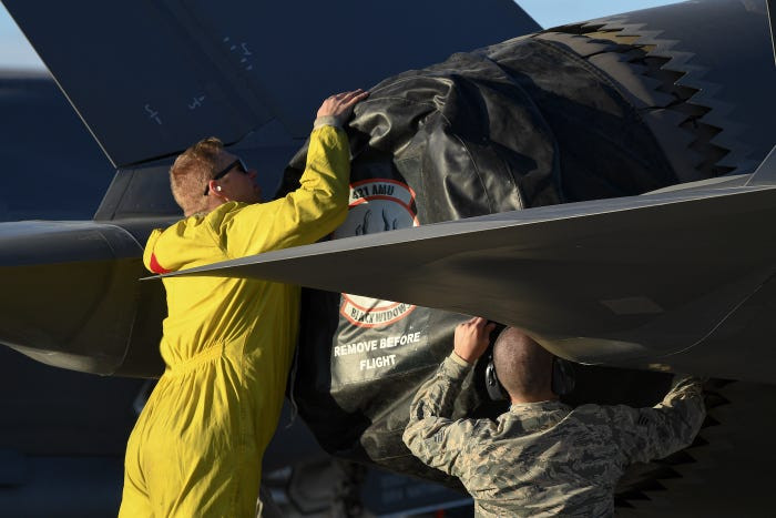 Ngay cả công việc chuẩn bị trước khi bay cho F-35 cũng là một "cực hình" khi các kỹ sư hàng không của Không quân Mỹ phải trải qua một loạt các bài kiểm tra ngắn trước khi cho F-35 vào hoạt động. Nguồn ảnh: BI.