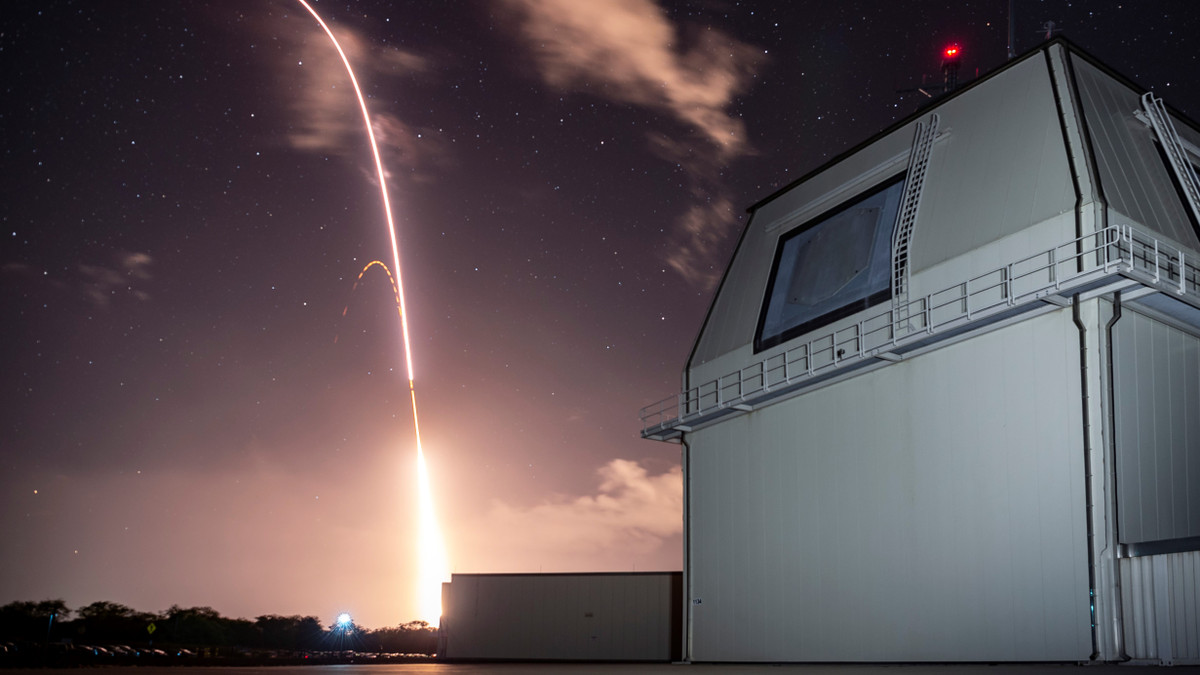 Đây là một sự thật khá "phũ phàng" khi quân đội Mỹ luôn vỗ ngực tự hào là lực lượng quân sự mạnh bậc nhất thế giới nhưng lại không đủ sức để "tự bảo vệ" lãnh thổ, nhân dân và cơ sở vật chất của mình khỏi một cuộc tấn công tên lửa. Nguồn ảnh: Pinterest.