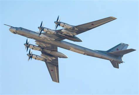 Ban đầu, những chiến đấu cơ F-22 và CF-18 đã được ra lệnh bay tiếp cận mục tiêu. Nguồn ảnh: BI.