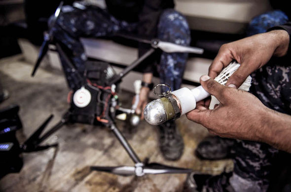 Những quả đạn 40mm được cải biên với đuôi làm bằng quả cầu lông để ổn định đường bay, tạo độ xoắn khi rơi, tránh bị gió tạt lệch hướng. Nguồn ảnh: BI.