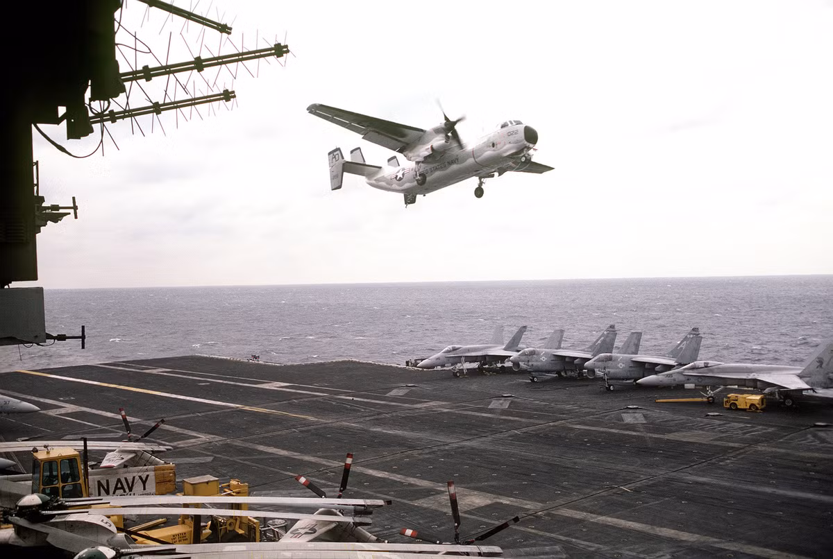 Mặc dù được sử dụng làm máy bay vận tải nhưng trọng tải của C-2 Greyhound lại không quá lớn, tối đa trọng lượng cất cánh chỉ 27 tấn, vậy nên chủ yếu nó sẽ làm các nhiệm vụ vận tải thư từ hoặc vận tải người ra - vào đất liền. Nguồn ảnh: USNavy.