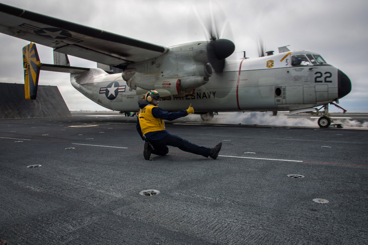 So với các loại máy bay khác được sử dụng trong Không quân Hải quân Mỹ, C-2 Greyhound là loại máy bay có tuổi đời cao bậc nhất khi chiếc đầu tiên ra đời cách đây đã gần 60 năm. Nguồn ảnh: USNavy.