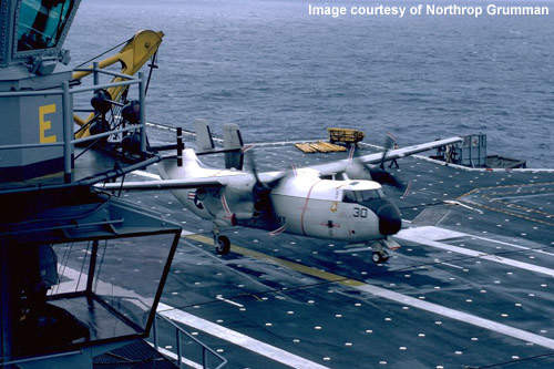 Đặc điểm quan trọng nhất của C-2 Greyhound khi hoạt động trên các tàu sân bay đó là nó có tốc độ bay tối thiểu rất chậm. Điều này khiến nó không cần đường bay quá dài để cất - hạ cánh. Nguồn ảnh: USNavy.