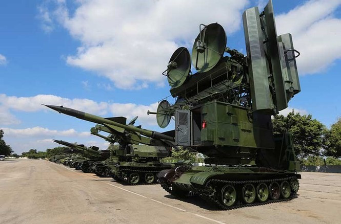 Thậm chí, Cuba còn mang được tên lửa phòng không SAM-2 lên khung gầm của xe tăng T-54, biến đấy thành tổ hợp tên lửa phòng không tự hành độ cơ động cao. Nguồn ảnh: Pinterest.