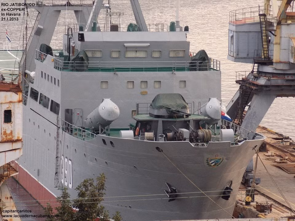 Ngoài tháp pháo phòng không, khoang trước của tàu đánh cá cải biên thành tàu quân sự này còn được trang bị hai tổ hợp tên lửa SS-N-2 Styx. Nguồn ảnh: Pinterest.