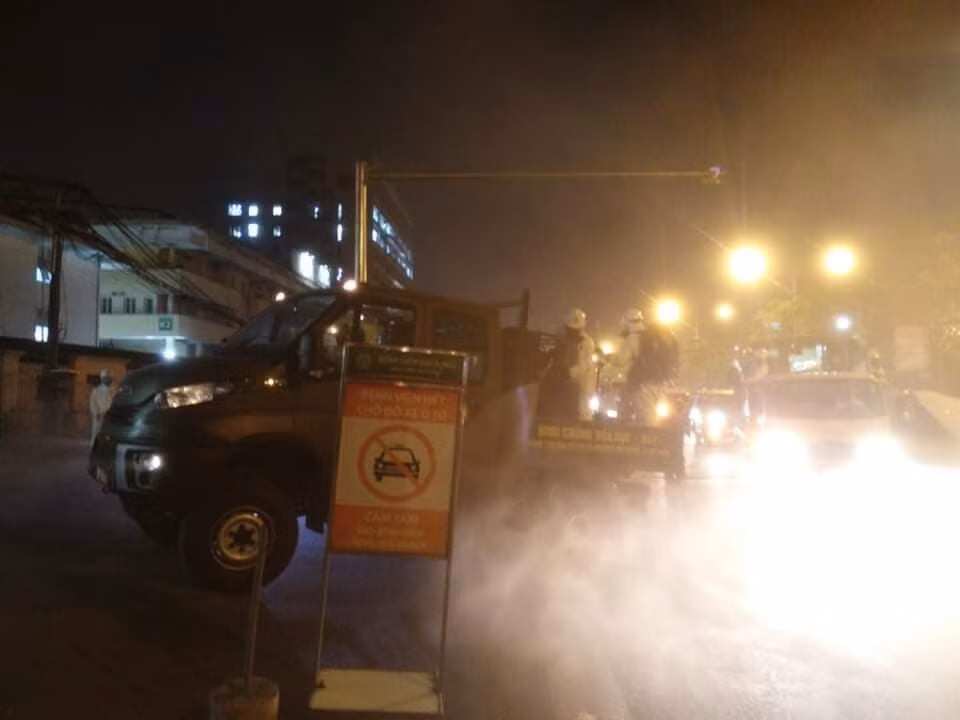 Quá trình phun xịt tẩy uế diễn ra trong vài giờ đồng hồ. Tới chiều tối ngày 29/3, lãnh đạo bệnh viện Bạch Mai cho biết đã khử khuẩn thành công toàn bộ bệnh viện. Nguồn ảnh: Baogiaothong.