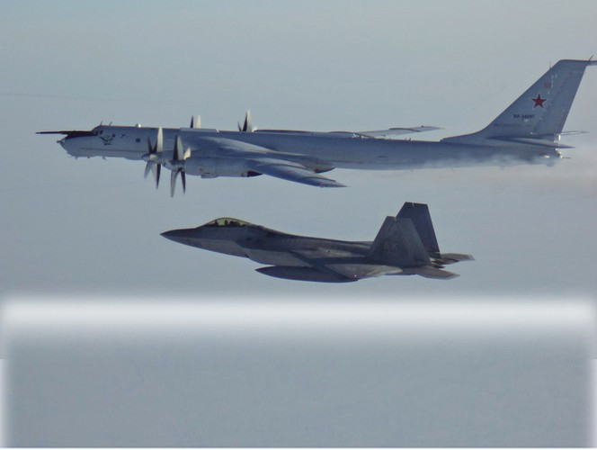 Hình ảnh tàu ngầm hạt nhân USS Connecticut thuộc lớp Seawolf và USS Toledo thuộc lớp Los Angeles đang tham gia cuộc diễn tập phá băng (ICEX).