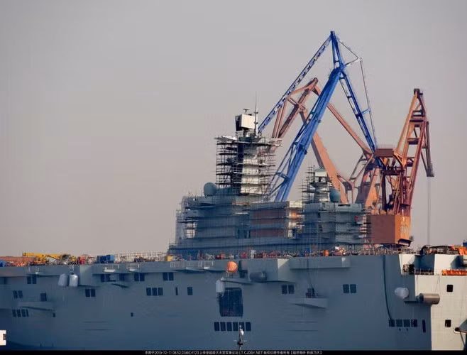 Hải quân Trung Quốc dự tính chế tạo ít nhất 3 tàu đổ bộ tấn công Type 075 để phối hợp tác chiến cùng 3 cụm tàu sân bay. Nguồn ảnh: QQ.