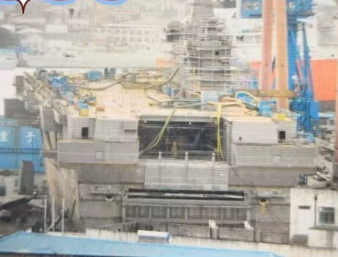 Trên lý thuyết, tàu đổ bộ trực thăng Type 075 của Trung Quốc sẽ không thể mang theo được máy bay chiến đấu và bản thân Trung Quốc cũng không có máy bay chiến đấu với khả năng lên thẳng như F-35B. Nguồn ảnh: QQ.