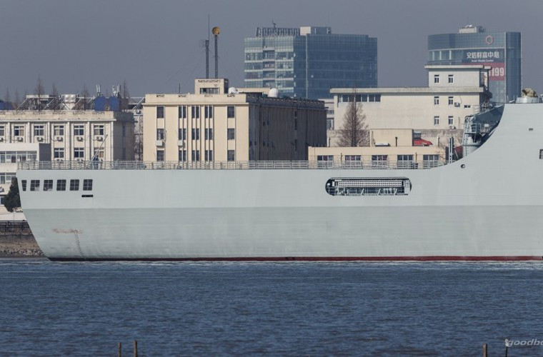 Đuôi tàu được bố trí sân đáp máy bay rất lớn cho phép cất hạ cánh cùng lúc 2-4 chiếc trực thăng tùy loại. Tối đa tàu có thể mang theo 4 tàu đổ bộ cỡ nhỏ và 4 trực thăng các loại. Nguồn ảnh: QQ.