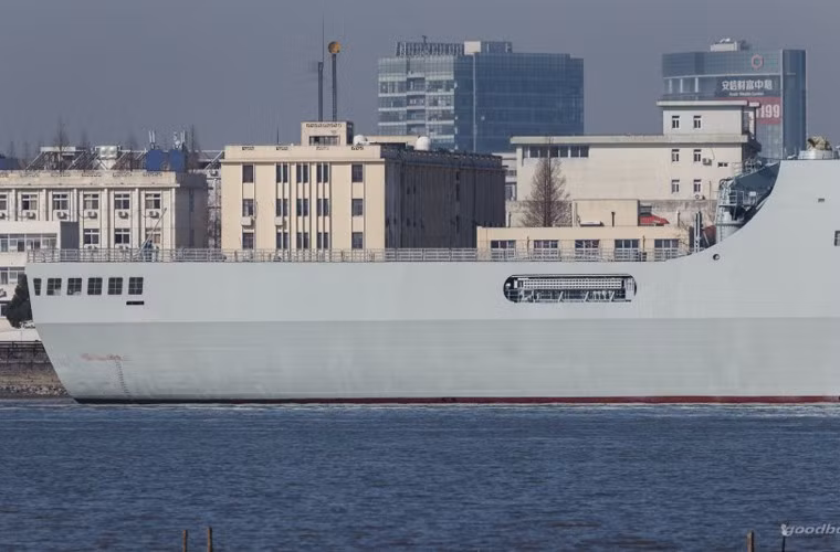 Đuôi tàu được bố trí sân đáp máy bay rất lớn cho phép cất hạ cánh cùng lúc 2-4 chiếc trực thăng tùy loại. Tối đa tàu có thể mang theo 4 tàu đổ bộ cỡ nhỏ và 4 trực thăng các loại. Nguồn ảnh: QQ.