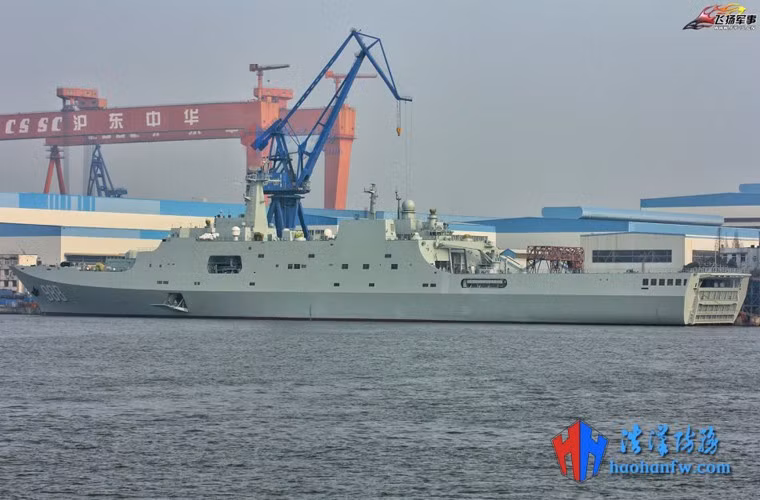 Ban đầu, Trung Quốc chỉ dự định sẽ đóng một tàu đổ bộ loại này. Tuy nhiên tới thời điểm hiện tại, Trung Quốc đã đóng được tới 5 tàu đổ bộ Type 071 và vẫn tiếp tục đóng mới thêm hai chiếc nữa. Nguồn ảnh: QQ.