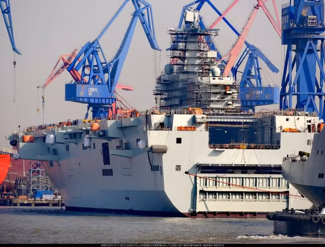 Vai trò ban đầu của tàu đổ bộ tấn công Type 075 ngoài việc triển khai lực lượng lính thủy đánh bộ thì nó còn được sử dụng làm nền tảng xuất phát cho trực thăng săn ngầm, bảo vệ toàn hạm đội khi thực hiện hải trình. Nguồn ảnh: QQ.