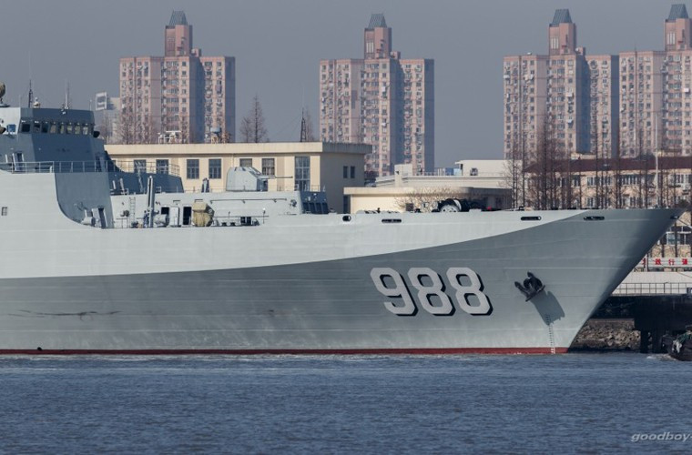 Hiểu được vấn đề này, Hải quân Trung Quốc đã tăng cường khả năng tác chiến của mình bằng cách đóng mới một loạt các tàu đổ bộ. Đầu tiên là Type 071 - lớp tàu đổ bộ được Trung Quốc đưa vào phục vụ từ năm 2007. Nguồn ảnh: QQ.