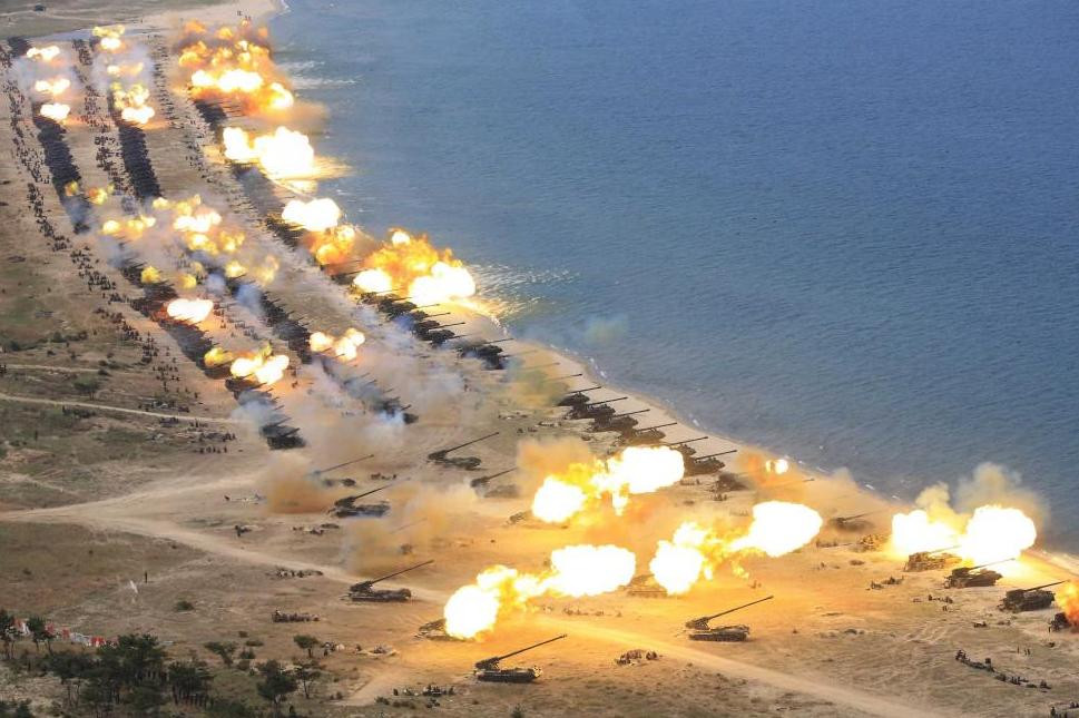 Lãnh đạo Kim Jong-un cũng tỏ ra hết sức hài lòng với kết quả diễn tập và đánh giá cao khả năng cơ động, tác chiến của các đơn vị pháo binh tầm xa trong biên chế của Quân đội Triều Tiên. Nguồn ảnh: KCNA.