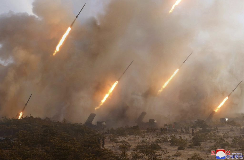 Chưa kể tới việc, thủ đô của Hàn Quốc là Seoul chỉ cách khu phi quân sự của hai miền chưa tới 50 km - đủ gần để các loại pháo phản lực của Triều Tiên có thể phóng thẳng tới thủ đô của Hàn Quốc. Nguồn ảnh: KCNA.