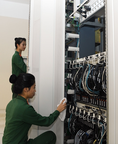 Trong khi đó với những quân nhân Trung Quốc, bất kể giới tính là nam hay nữ, thường xuất hiện với vẻ mặt cứng rắn ít biểu lộ cảm xúc khi lên hình. Nguồn ảnh: QĐND.