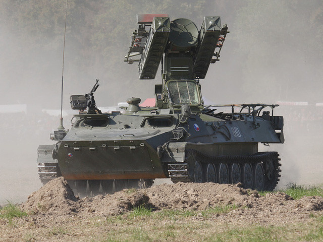 Tổng cộng toàn bộ cơ cấu của tên lửa phòng không tầm thấp 9K35 Strela-10 có trọng lượng 12,3 tấn, dài 6,6 mét, rộng 2,85 mét và có kíp chiến đấu chỉ ba người. Nguồn ảnh: Pinterest.