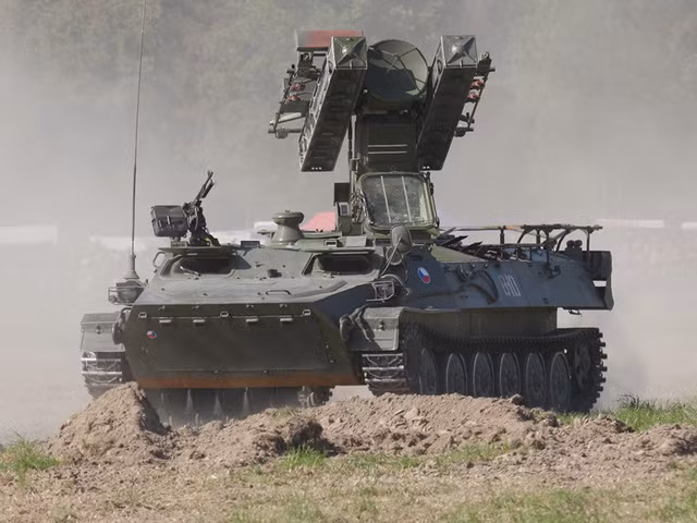 Tổng cộng toàn bộ cơ cấu của tên lửa phòng không tầm thấp 9K35 Strela-10 có trọng lượng 12,3 tấn, dài 6,6 mét, rộng 2,85 mét và có kíp chiến đấu chỉ ba người. Nguồn ảnh: Pinterest.