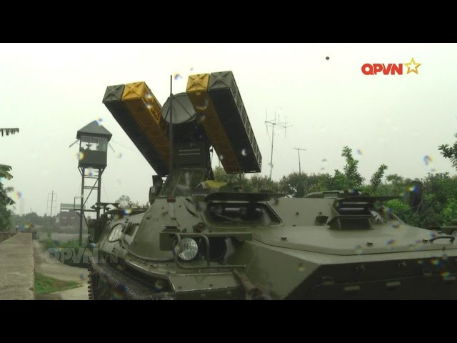 Trên lý thuyết, các tổ hợp 9K35 Strela-10 sẽ được xếp vào đội hình hành quân di chuyển cùng với lực lượng thiết giáp, đảm bảo bảo vệ được đội hình hành quân trong trường hợp bị không quân đối phương đánh úp. Nguồn ảnh: QPVN.