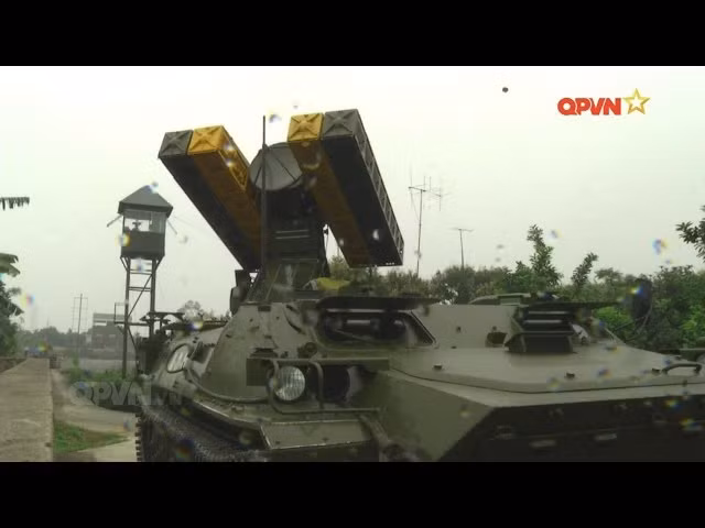 Trên lý thuyết, các tổ hợp 9K35 Strela-10 sẽ được xếp vào đội hình hành quân di chuyển cùng với lực lượng thiết giáp, đảm bảo bảo vệ được đội hình hành quân trong trường hợp bị không quân đối phương đánh úp. Nguồn ảnh: QPVN.