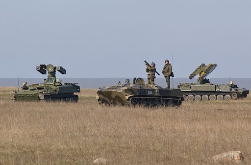 Với tầm bắn chỉ vài nghìn mét, tốc độ bay của tên lửa từ 9K35 Strela-10 là quá nhanh, khiến các loại máy bay lọt vào tầm nhắm chắc chắn sẽ không có đủ thời gian để phản ứng. Nguồn ảnh: Pinterest.