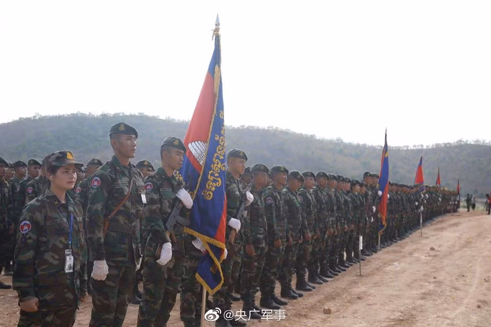 Cuộc tập trận năm nay có sự góp mặt của nhiều loại khí tài hiện đại, trong đó bao gồm xe tăng chủ lực của Campuchia cùng trực thăng Z-9 do Trung Quốc viện trợ cho quốc gia này. Nguồn Ảnh: XYY.