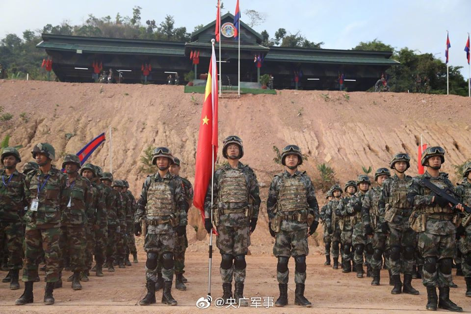 Quân đội Trung Quốc trong giai đoạn gần đây đang càng ngày càng tỏ ra thân thiến với quân đội Campuchia. Nguồn Ảnh: XYY.
