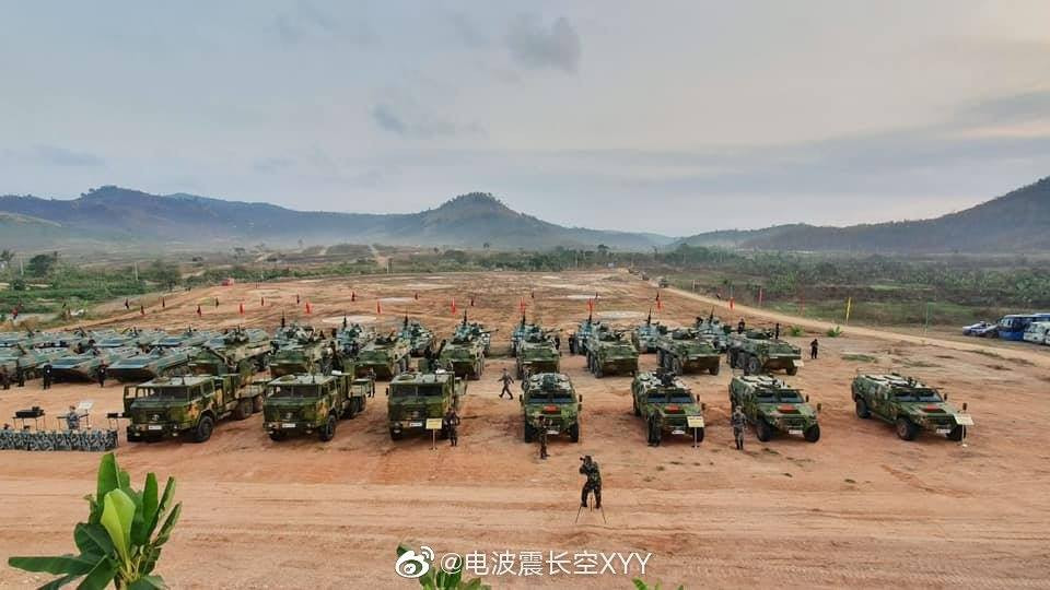 Dàn xe bọc thép, pháo tự hành của quân đội Trung Quốc tham gia cuộc tập trận chung Rồng Vàng 2020. Nguồn Ảnh: XYY.