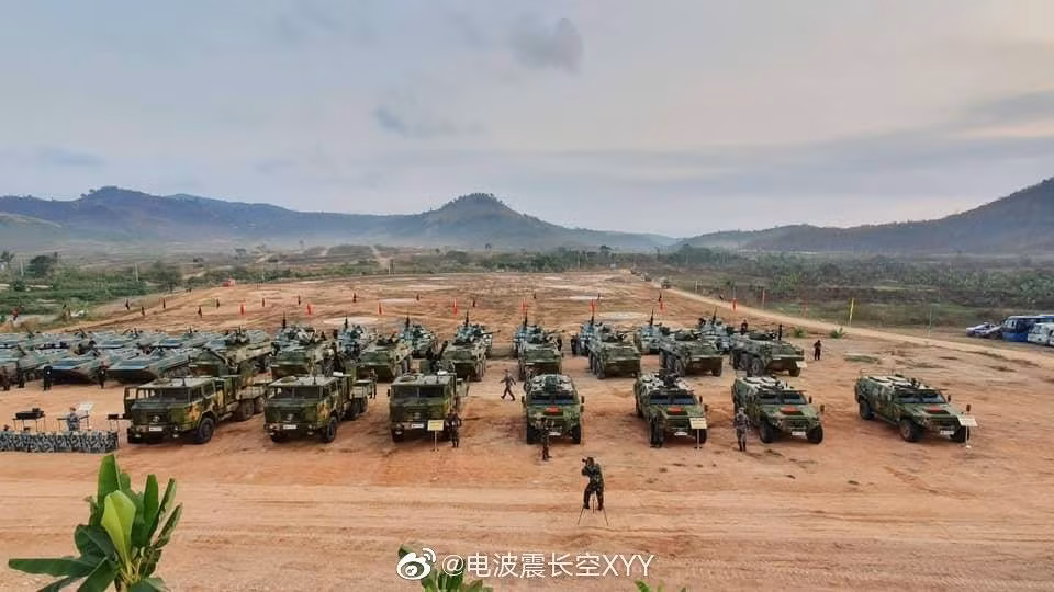 Dàn xe bọc thép, pháo tự hành của quân đội Trung Quốc tham gia cuộc tập trận chung Rồng Vàng 2020. Nguồn Ảnh: XYY.
